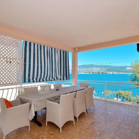C W Balcony Shared Terrace & The Sea View 아파트 *