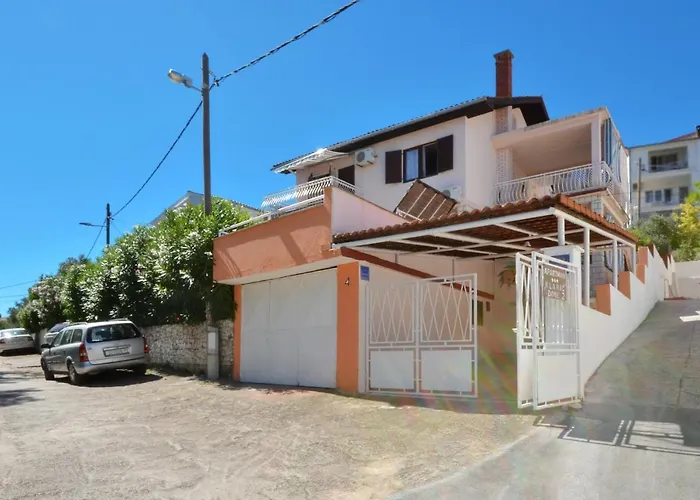 C W Balcony Shared Terrace & The Sea View *