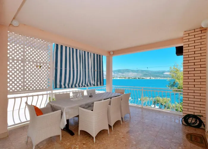 C W Balcony Shared Terrace & The Sea View Апартаменти *