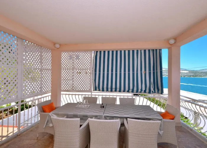 C W Balcony Shared Terrace & The Sea View * 特罗吉尔